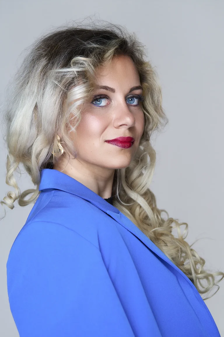 Book modèle, portrait couleur en blazer bleu