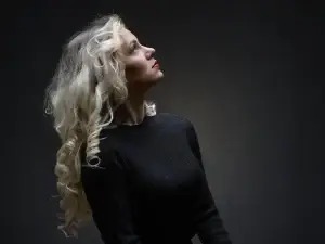 portrait en couleur d'une jeune femme lors d'un shooting beauté dans notre studio photo de Tarbes. La lumière douce provient d'un parapluie positionné en douche au dessus du modele.