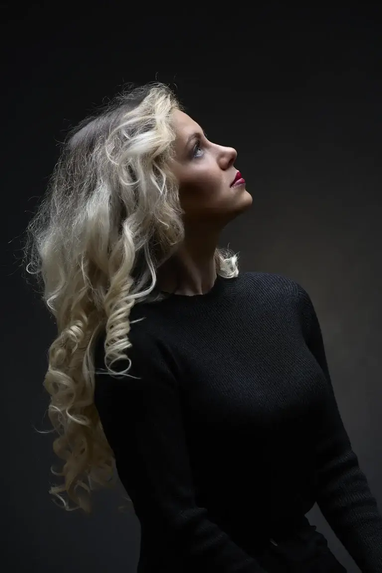 Portrait beauté d'une jeune femme blonde dans le studio de photo Tajan à Tarbes.