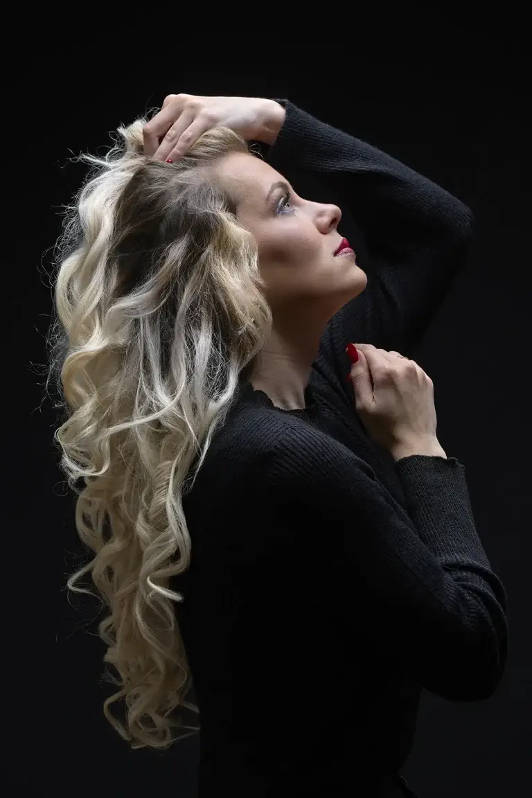 Portrait femme en couleur lumière douce réalisé au Studio Tajan à Tarbes