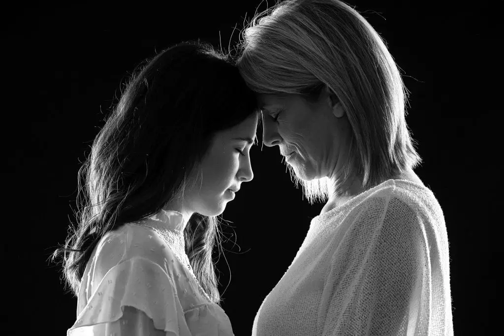 Portrait pour le fête des mères en noir et blanc. La lumière correspond à un clair obscur. Les deux visages se font face, les fronts se touchent. réalisé par le studio Tajan à Tarbes