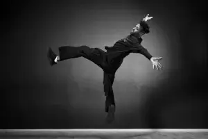 Portrait d'un danseur en noir et blanc. Son mouvement est figé en plein saut. Réalisé par le Studio tajan à tarbes.