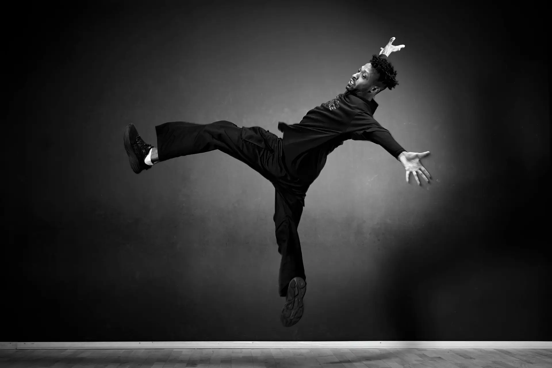 Portrait d'un danseur en noir et blanc. Son mouvement est figé en plein saut. Réalisé par le Studio tajan à tarbes.
