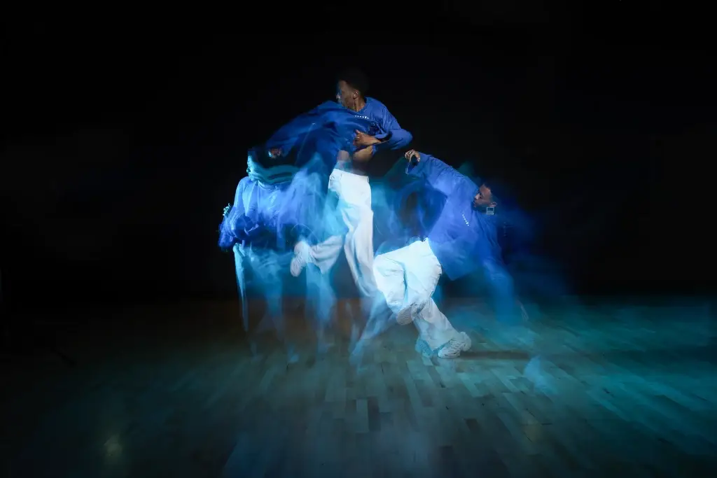 Portrait en couleur de FAKRI chez DANS6T TARBES. Plusieurs éclairs de flash avec une lumière colorée bleue on permis de décomposer les attitudes du danseur tout au long de son déplacement.