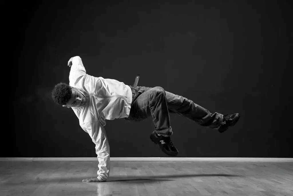 Photographie prise dans l'école de danse DANS6T. La photo met en scène ZAID, un danseur de HIP HOP professionnel. Le prtrait en noir et blanc exprime toute la puissance de cette danse.
