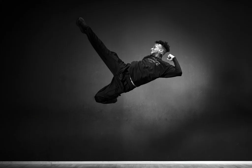 Danseur électro en plein saut, portrait en noir et blanc au Studio Tajan
