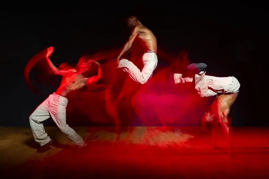 Photographie d'un danseur de Hip Hop à Tarbes. Les 3 éclairs du flash lancés à intervalles réguliers ont permis de figer 3 mouvements du danseur pendant son déplacement.