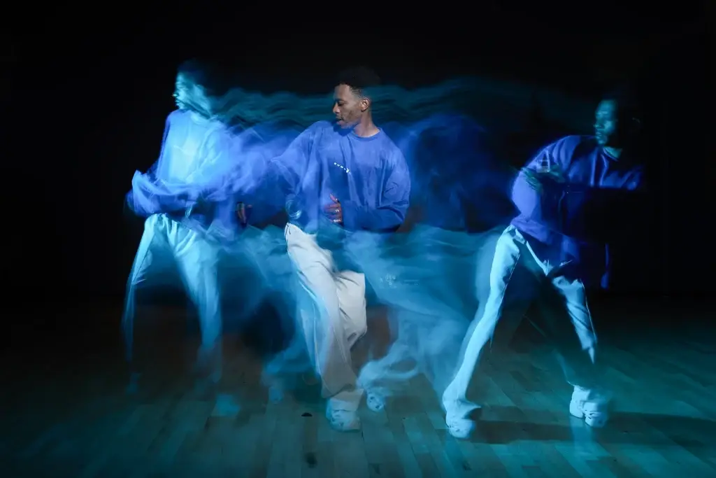 Photo en mouvement de Fakri, un danseur de Dans6T. Utilisation d'une vitesse lente pour révéler le déplacement du danseur sur le capteur. Réalisé par le Studio Tajan à Tarbes.
