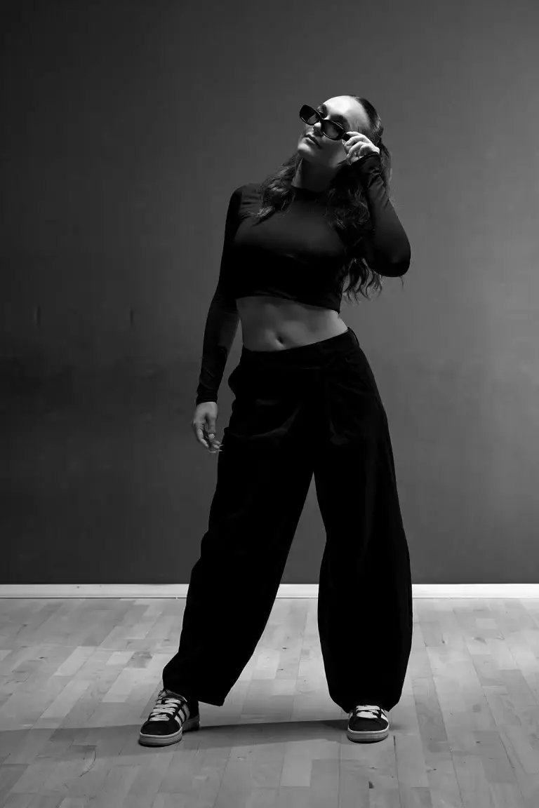 Danseuse dancehall aux lunettes noires, noir et blanc