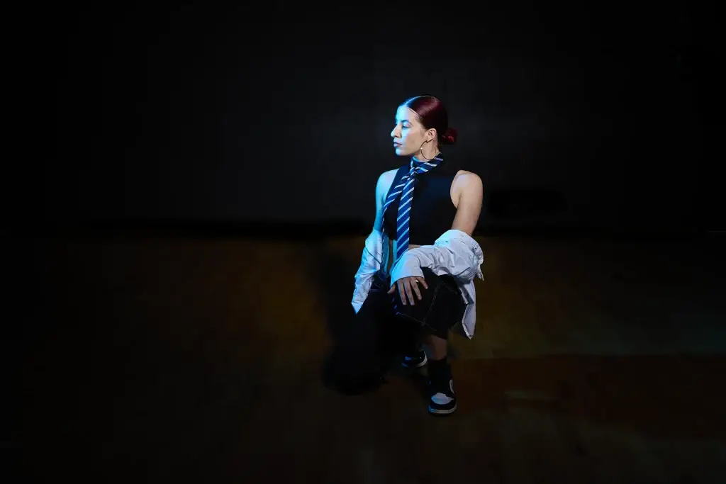 photographie en lumière colorée bleue d'une danseuse de l'école de danse DANS6T de Tarbes. Direction artistique et photographie par le Studio Tajan.