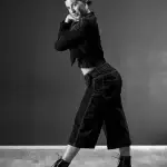 Danseuse hip-hop en pose, pantalon large, noir et blanc à Tarbes