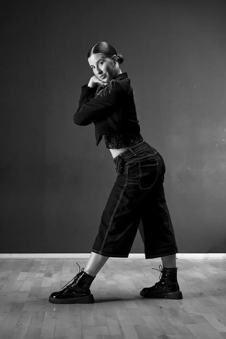 Danseuse hip-hop en pose, pantalon large, noir et blanc à Tarbes