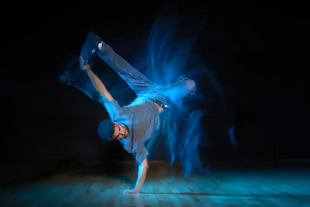 Portrait en mouvement de Zaid, un danseur de Hip Hop de l'école de danse DANS6T à Tarbes.