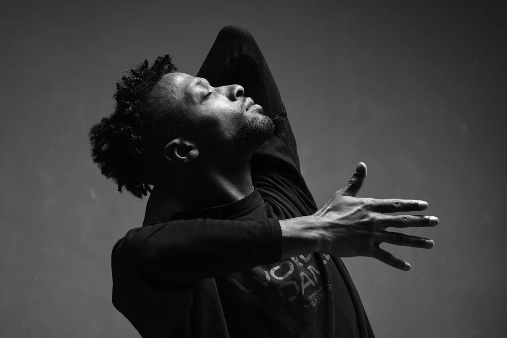 Portrait très expressif et puissant de CHINZOU, un danseur professionnel de l'école DANS6T de Tarbes. La lumière dure en douche vient éclairer seulement son visage te ses mains.
