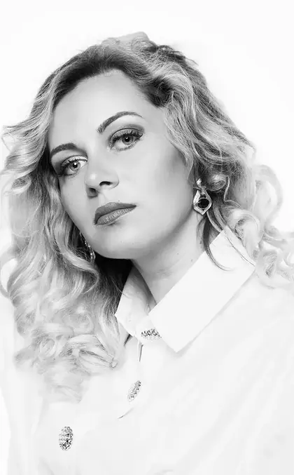 Portrait high key en noir et blanc d’une femme blonde