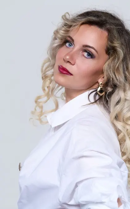 Portrait en couleur d’une femme blonde en chemise blanche