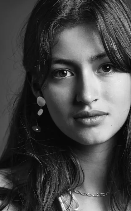 Portrait en noir et blanc d’une jeune femme, regard face à l’objectif