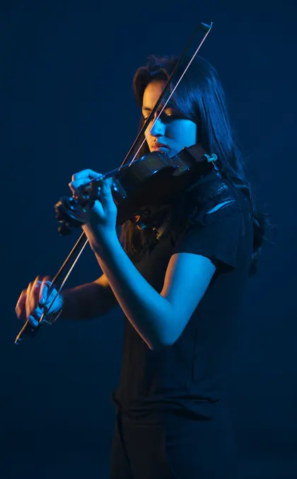 Violoniste éclairée en lumière bleue, au studio à Tarbes
