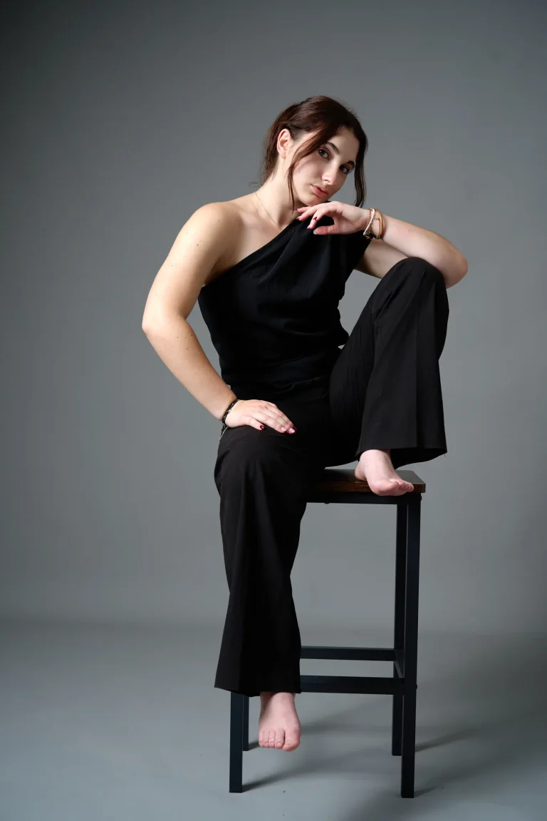 Book modèle, pose assise sur un tabouret, plan en pied