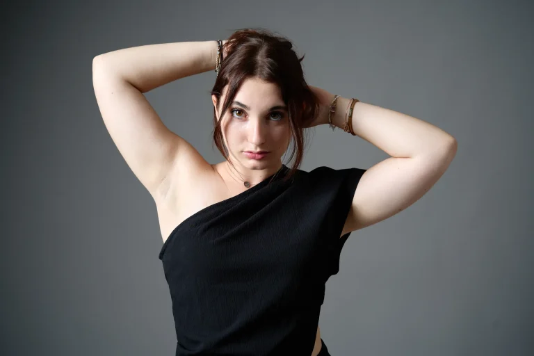 Book modèle en couleur, bras levés derrière la tête