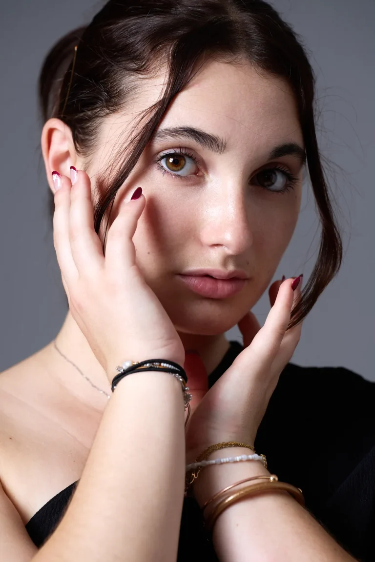 Book modèle, gros plan du visage, mains sur les joues