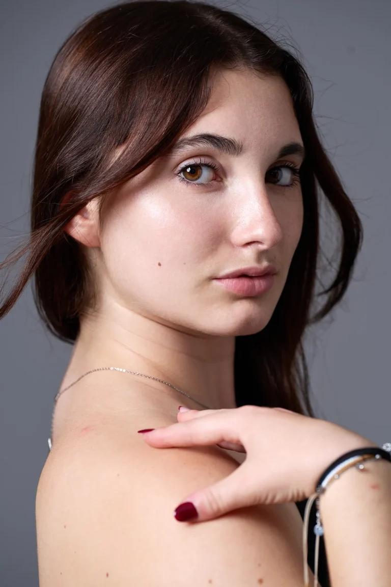 Book modèle, regard par-dessus l’épaule, portrait couleur