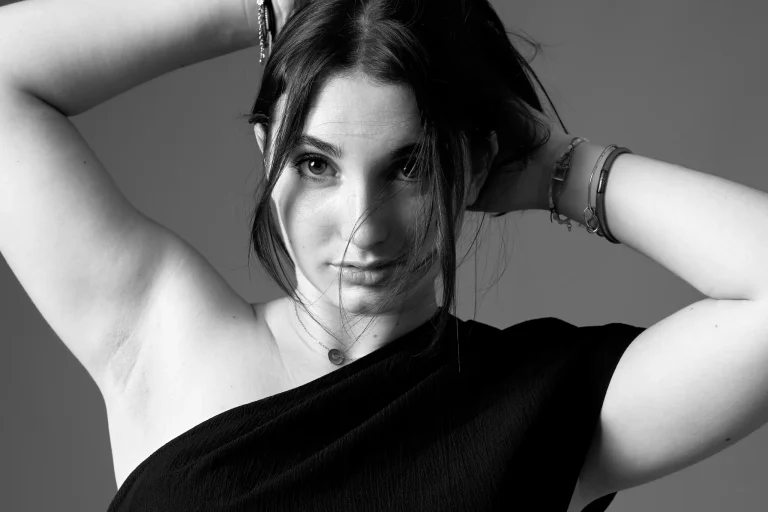 Book modèle en noir et blanc, plan à l’italienne, bras levés