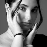Portrait noir et blanc pour un book, mains encadrant le visage, regard intense, photographe à Tarbes