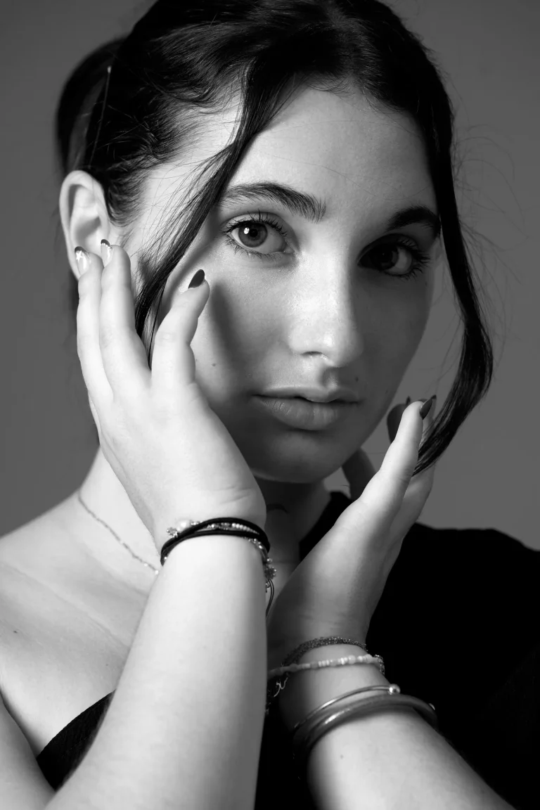 Portrait noir et blanc pour un book, mains encadrant le visage, regard intense, photographe à Tarbes