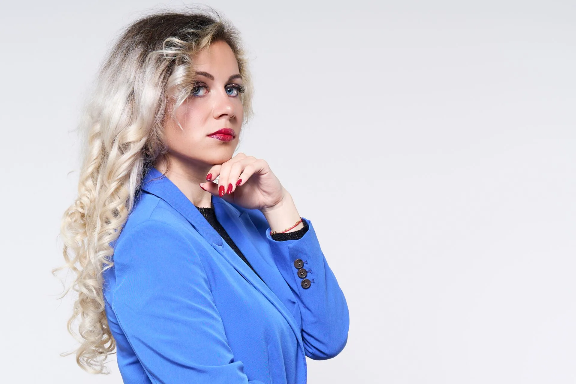 Portrait couleur d’une femme en veste bleue, photographe portrait à Tarbes