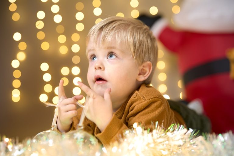 Un tout-petit dans le décor de Noël du studio