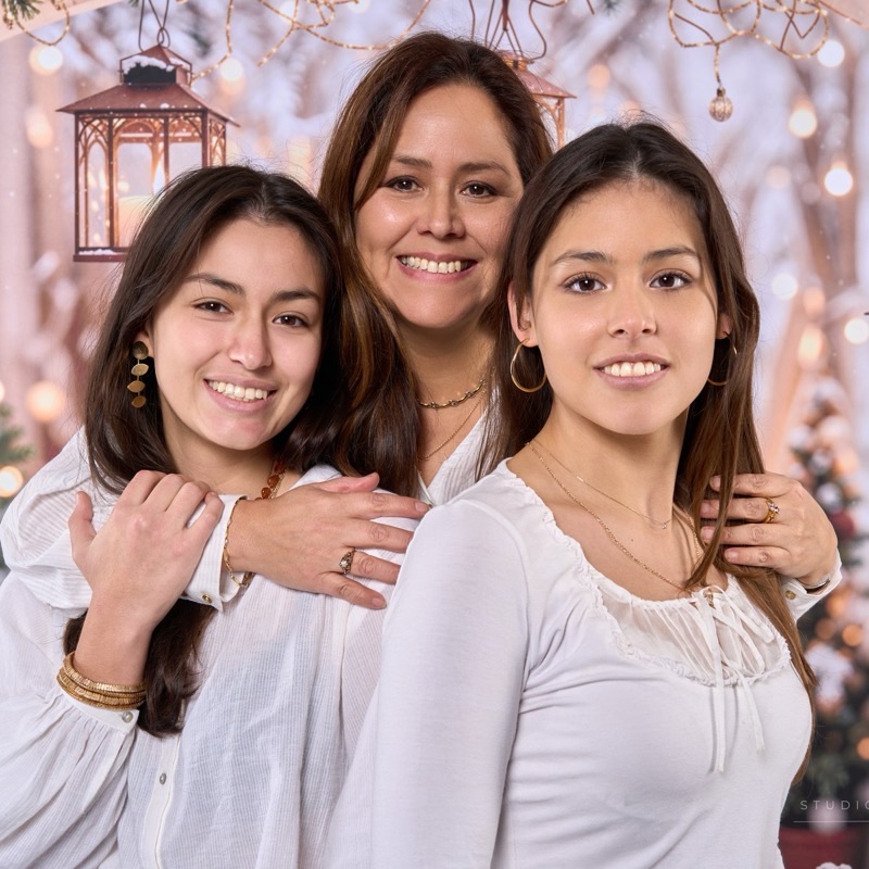 Une maman et ses deux filles dans le décor de Noël du Studio Tajan à Tarbes