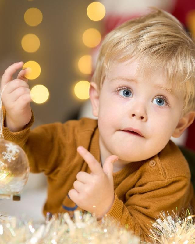 Portrait d’un tout-petit dans un décor de Noël au Studio Tajan à Tarbes