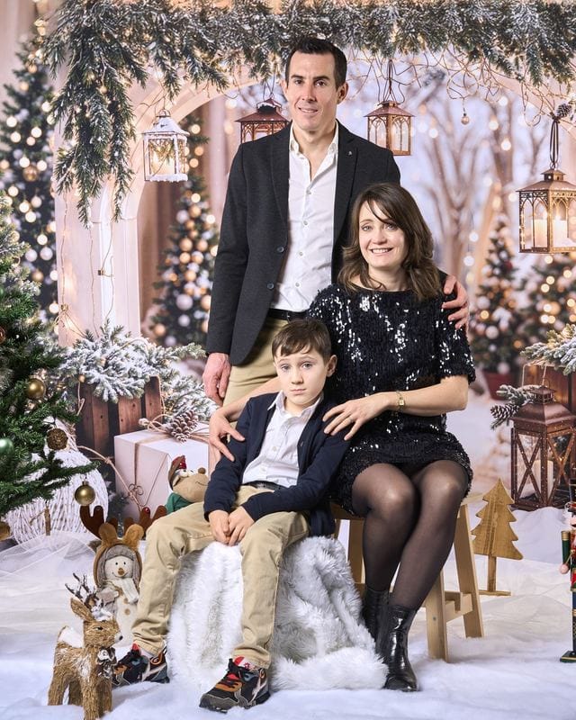 Portrait de famille dans un décor de Noël au Studio Tajan à Tarbes