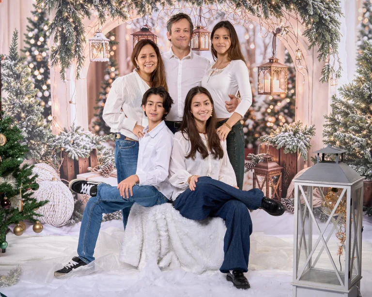 Portrait de famille pour Noel dans un décor féérique.