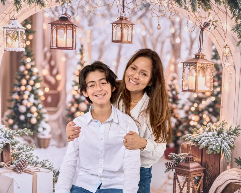 Portrait mère fils dans le décor de Noel de notre studio à tarbes.