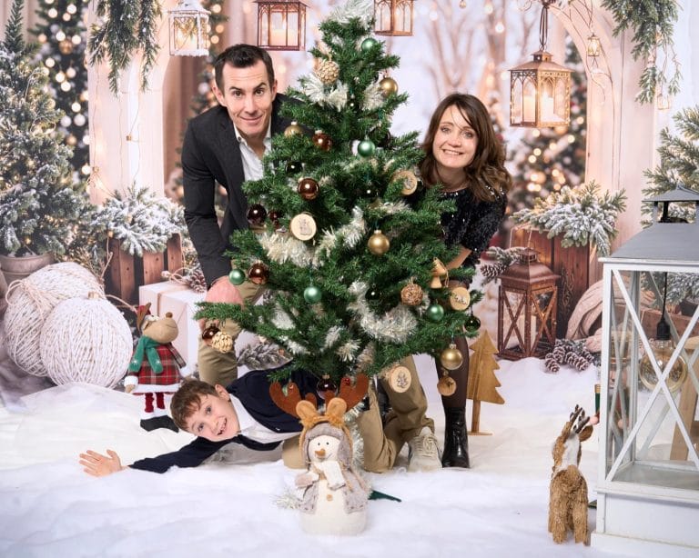 Famille autour du sapin de Noël