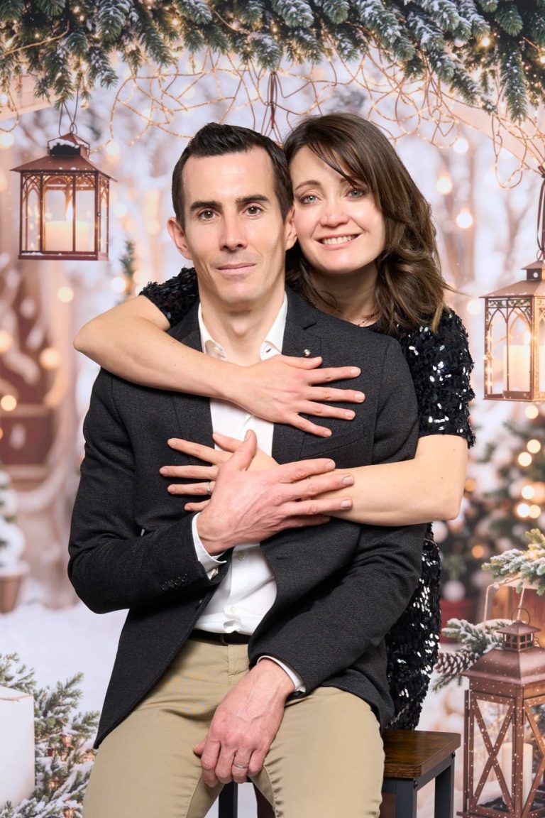 Couple enlacé sous la guirlande de sapin