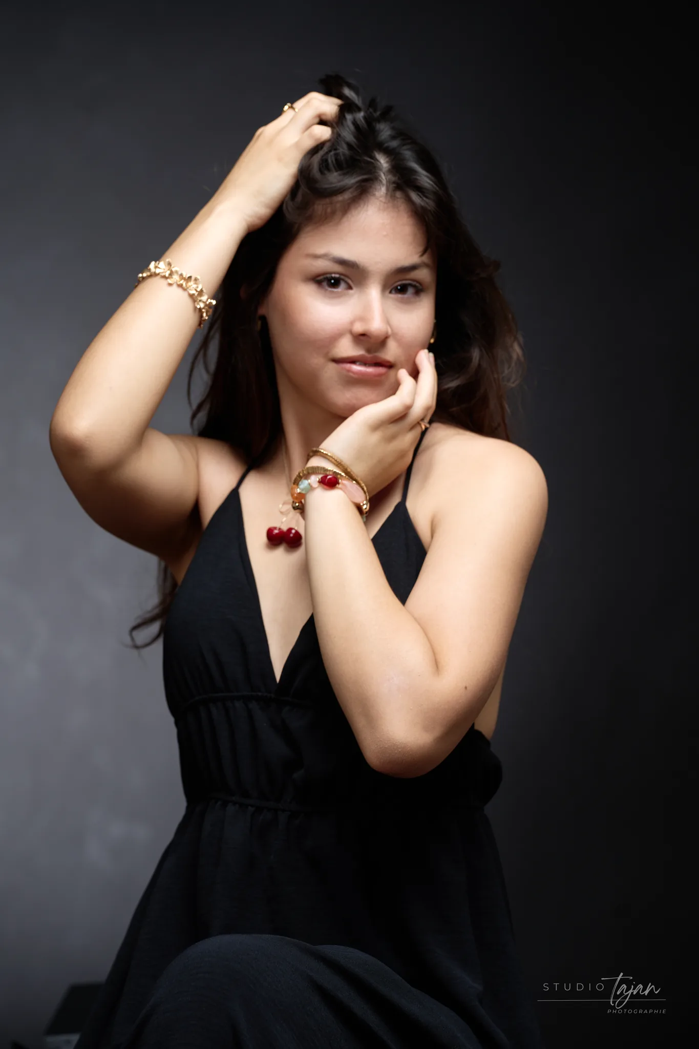 Portrait féminin en couleur, joue posée dans la main