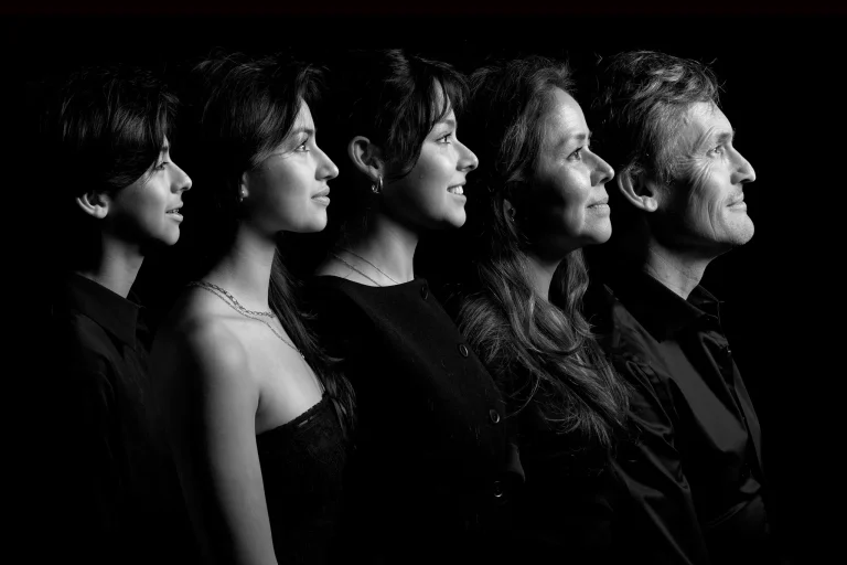 Photo de famille réalisée au studio Tajan à Tarbes ou les 5 membres de la famille sont vus de profil, les un derrière les autres. La photo est en noir et blanc, elle est prise sur fond noir et seuls les visages sortent de l'ombre.